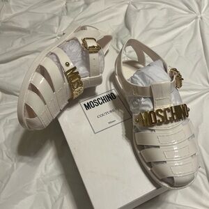 I’m selling a brand new Moschino sandals 37.5